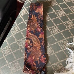 Smithsonian Institute Elegant Floral Silk Tie in Rich Hues. Academia,